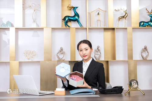 前台服务人员展示礼盒 摄影服务